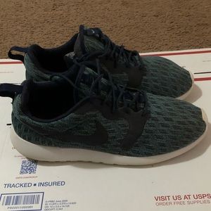 Very lightly Worn Nike tennis shoes size 10 1/2